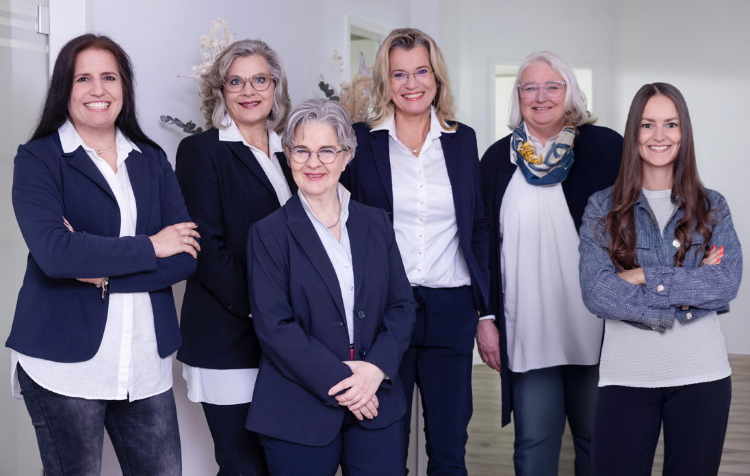 Das Team der Steuerberatungskanzlei Andrea Velder steht gemeinsam im Büro